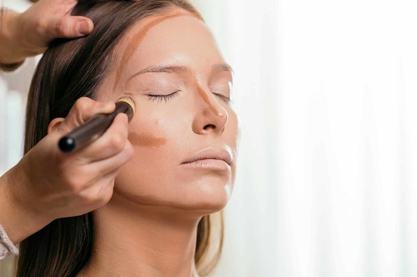 En quoi consiste la technique du contouring et comment la maîtriser pour un visage sculpté?